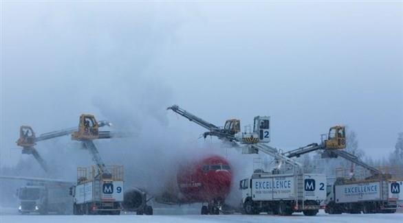 هكذا يتم إزالة الجليد عن الطائرات في الشتاء (1)