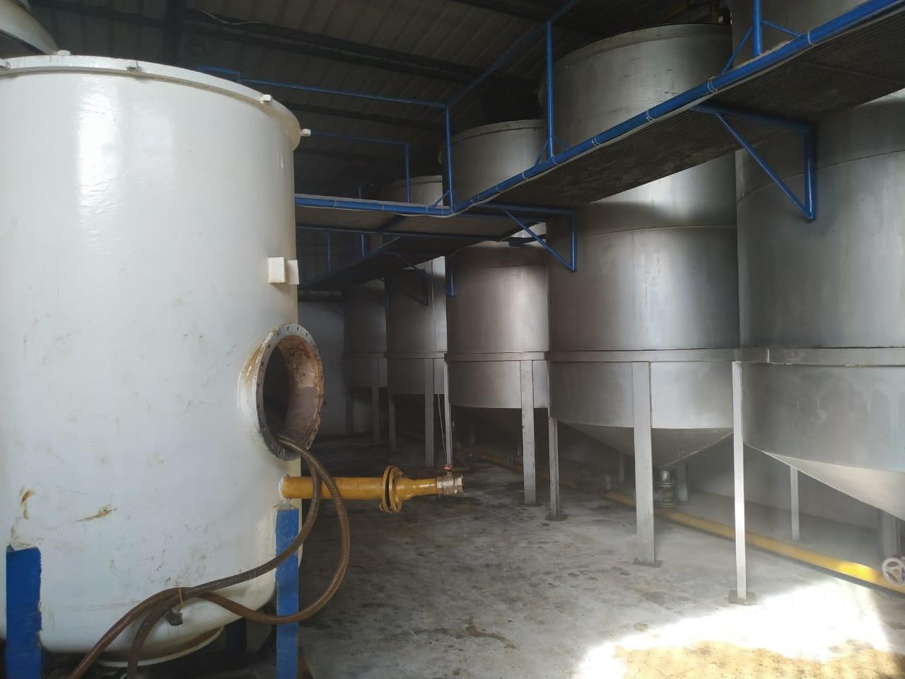 ضبط 20 طن مواد بترولية في مصنع بدون ترخيص بالإسكندرية  (1)