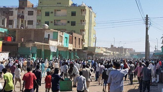 محللون: الاحتجاجات في السودان أكبر تهديد يواجهه البشير حتى الآن محللون: الاحتجاجات في السودان أكبر تهديد يواجهه البشير حتى الآن