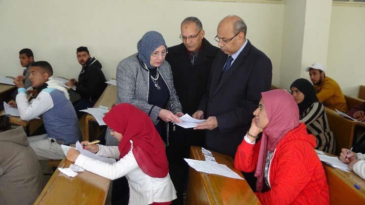 رئيس جامعة المنيا يتفقد الامتحانات (1)