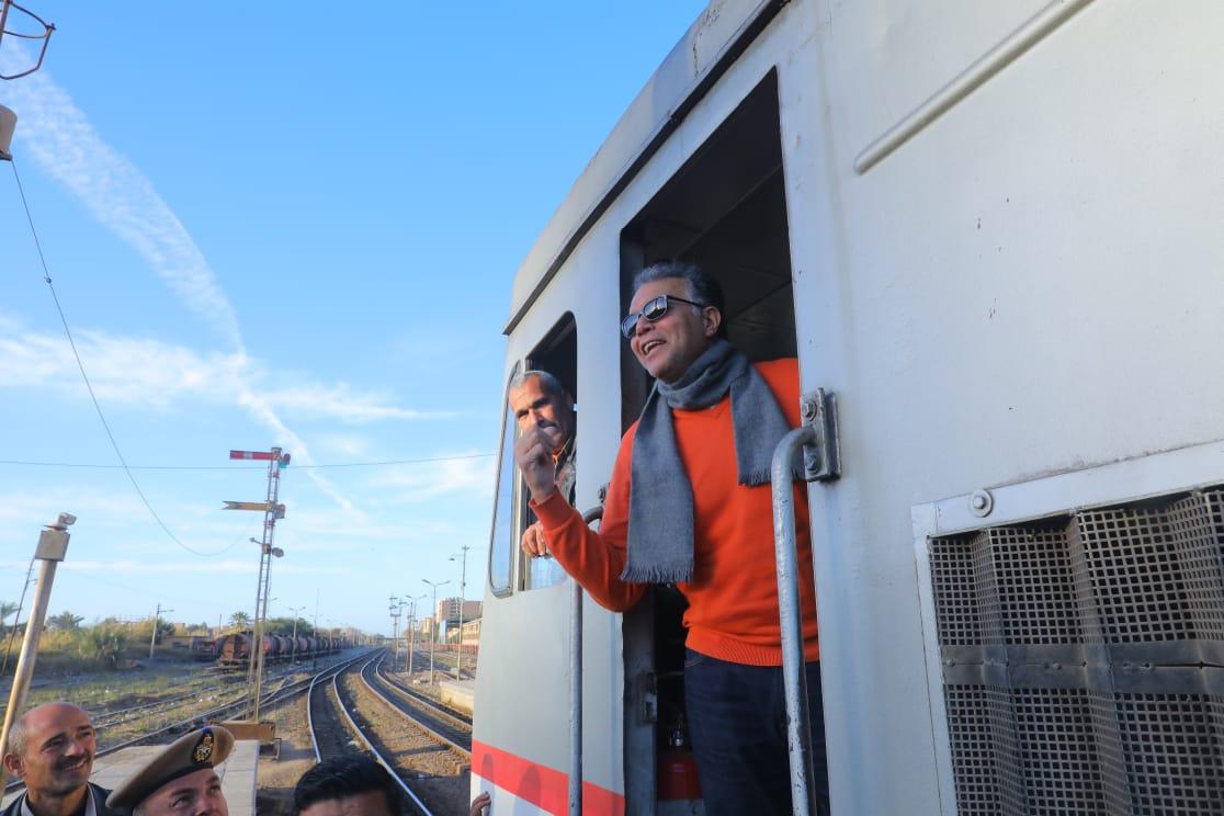 وزير النقل يستقل قطارًا من المنيا إلى بني سويف لمتابعة تطوير الإشارات (1)