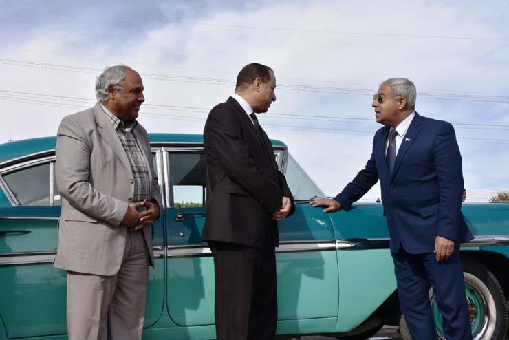 محافظ أسوان ونائبه مع سيارة عبد الناصر                                                                                                                                                                  