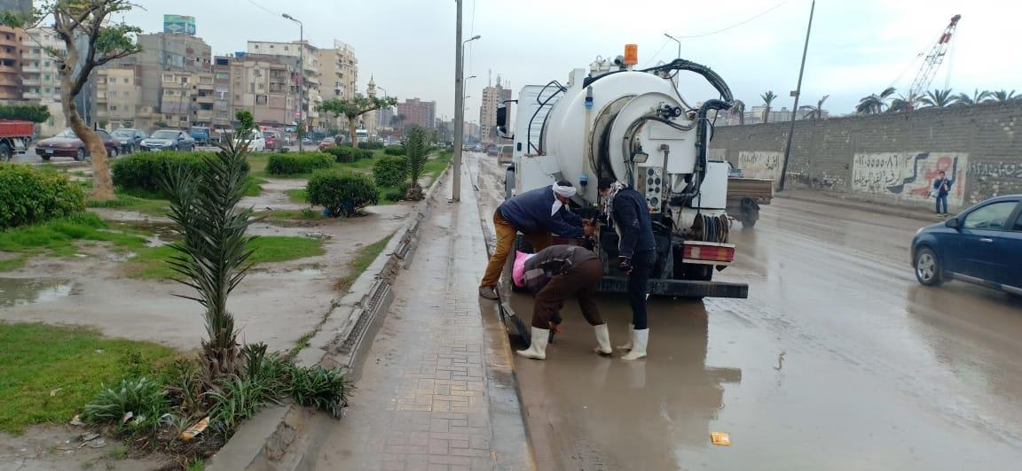 إزالة آثار الأمطار بشوارع الإسكندرية (1)