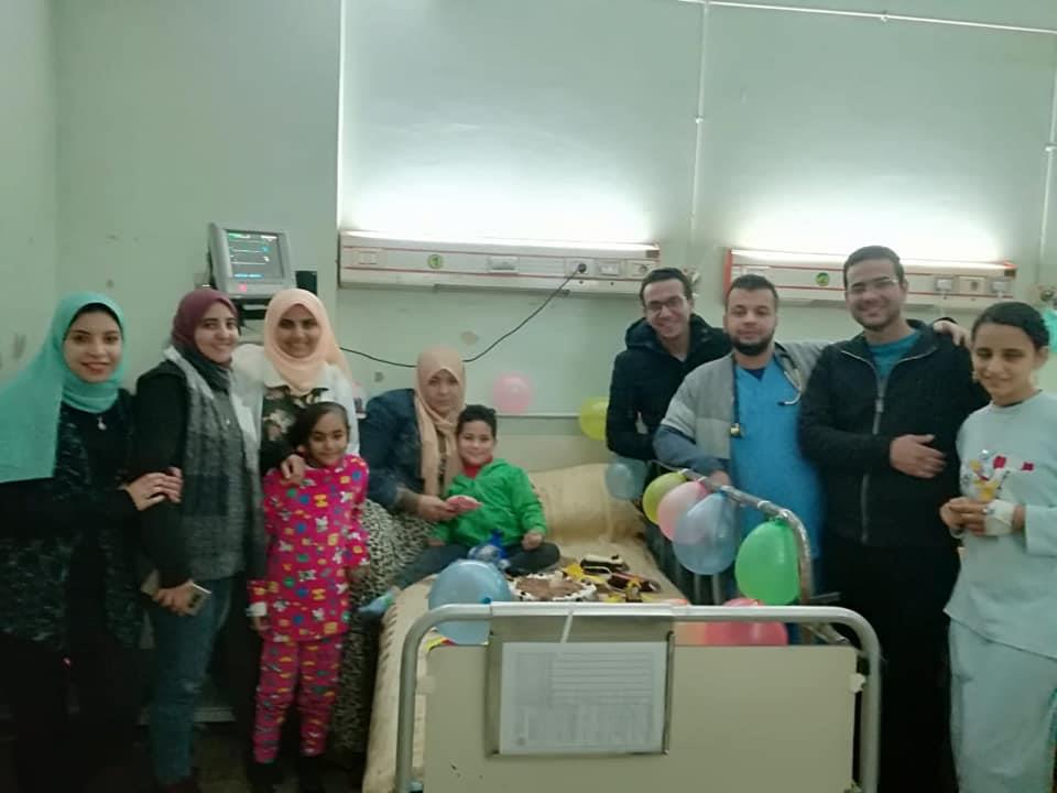 الطفل يوسف وسط اطباء المستشفي خلالالإحتفال بعيد ميلادة (1)                                                                                                                                              