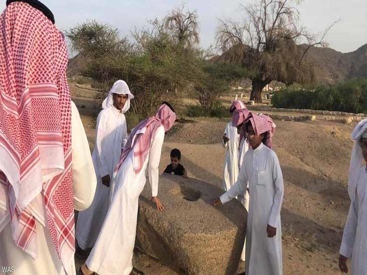 الصورة لطلاب سعوديون يزورون موقع الأخدود