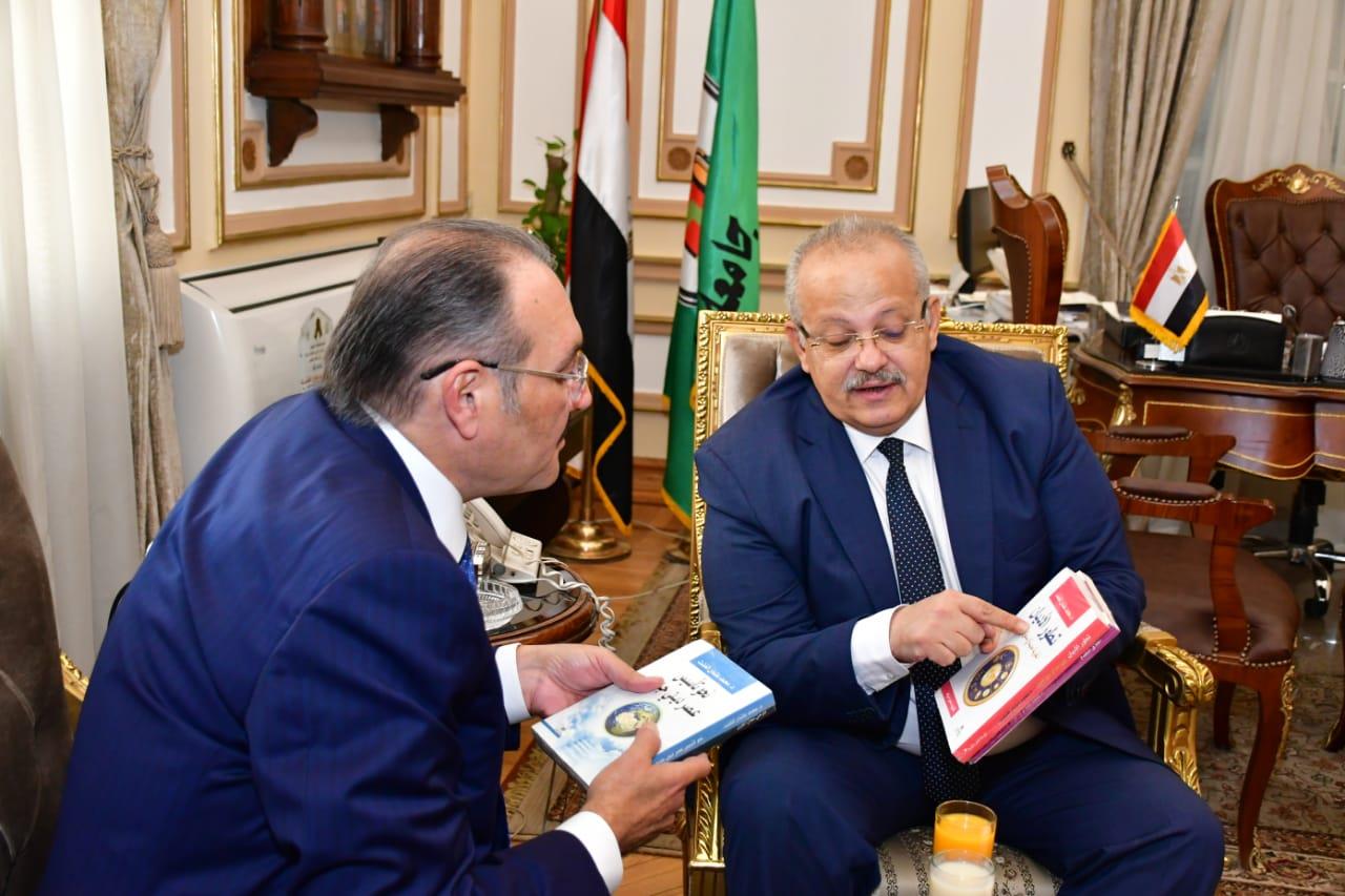 رئيس جامعة القاهرة يبحث مع السفير السعودي سبل تعزيز التعاون الثقافي