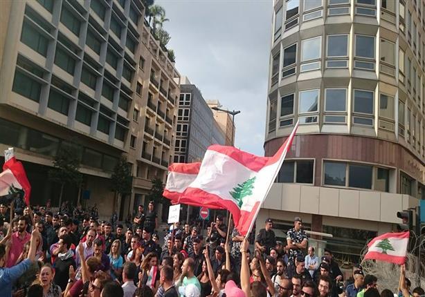 متظاهرون في لبنان يقطعون الكثير من الطرق احتجاجا على تردي الأوضاع الاقتصادية متظاهرون في لبنان يقطعون الكثير من الطرق احتجاجا على تردي الأوضاع الاقتصادية