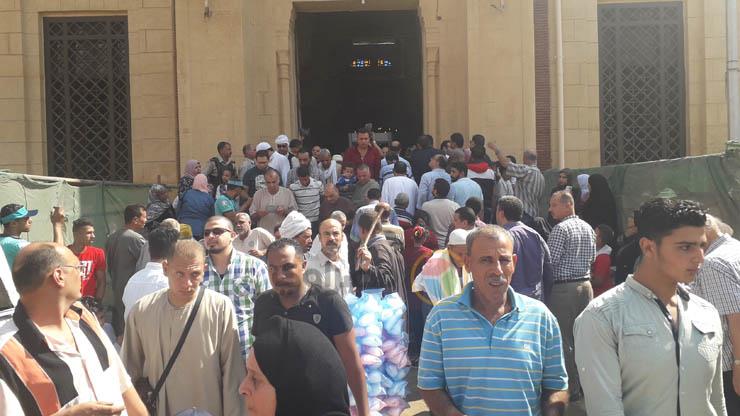 أثناء خروج رواد المولد من مسجد الدسوقي