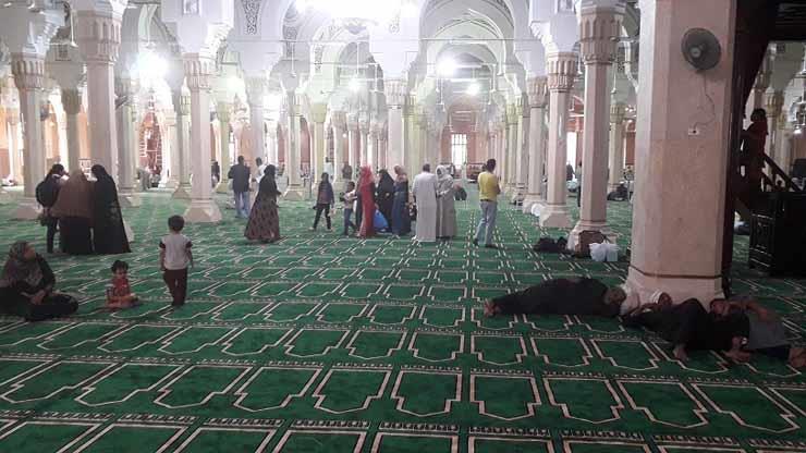 اقبال من الاهالي في مسجد الدسوقي