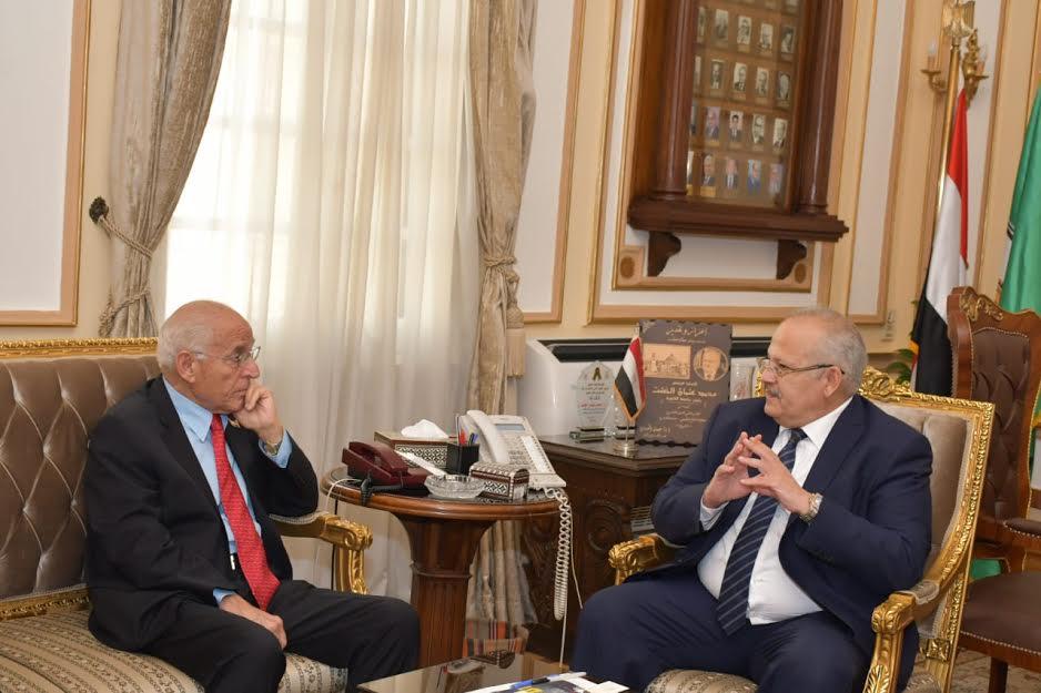رئيس جامعة القاهرة يستقبل فاروق الباز