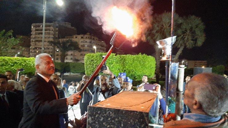 محافظ السويس يحمل الشعلة ايذانا ببدء الاحتفالات