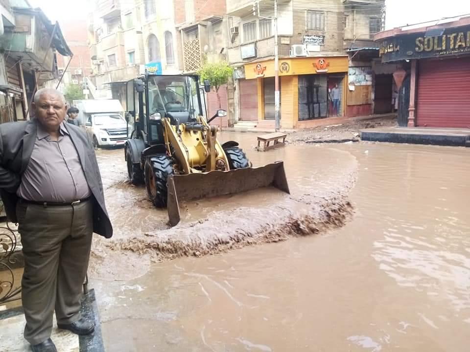 رفع مياه الأمطار بمركز الشهداء 