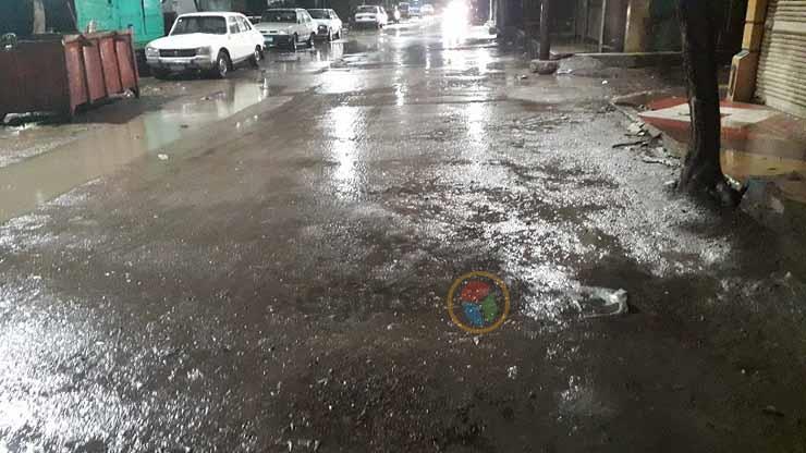 أثناء سقوط مياه الامطار في كفر الشيخ