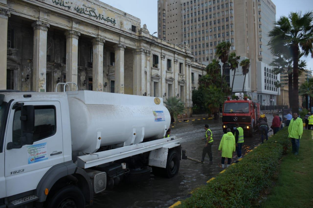 محافظ الإسكندرية يتفقد أعمال كسح مياه الأمطار 