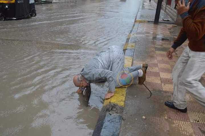 أثناء تسليك رئيس مدينة مطوبس لصفاية أمطار
