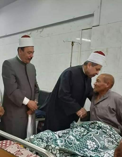 الشيخ علي خليل يزور موظف بعد إصابته أثناء العمل