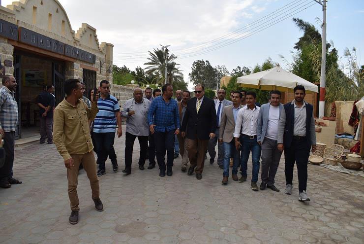 محافظ الفيوم يتفقد استعدادات قرية تونس لمهرجان الخزف