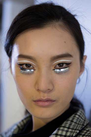 aw19-makeup-trends-graphic-eyes-giambattista-valli-imaxtree-1552314737