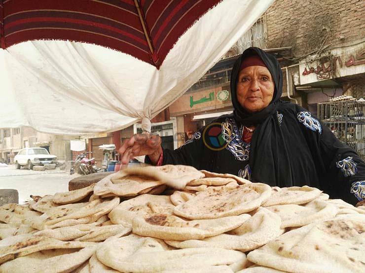 عزيزة تبيع الخبز لتربية أبنائها الـ9 بعد انفصال الزوج   (1)