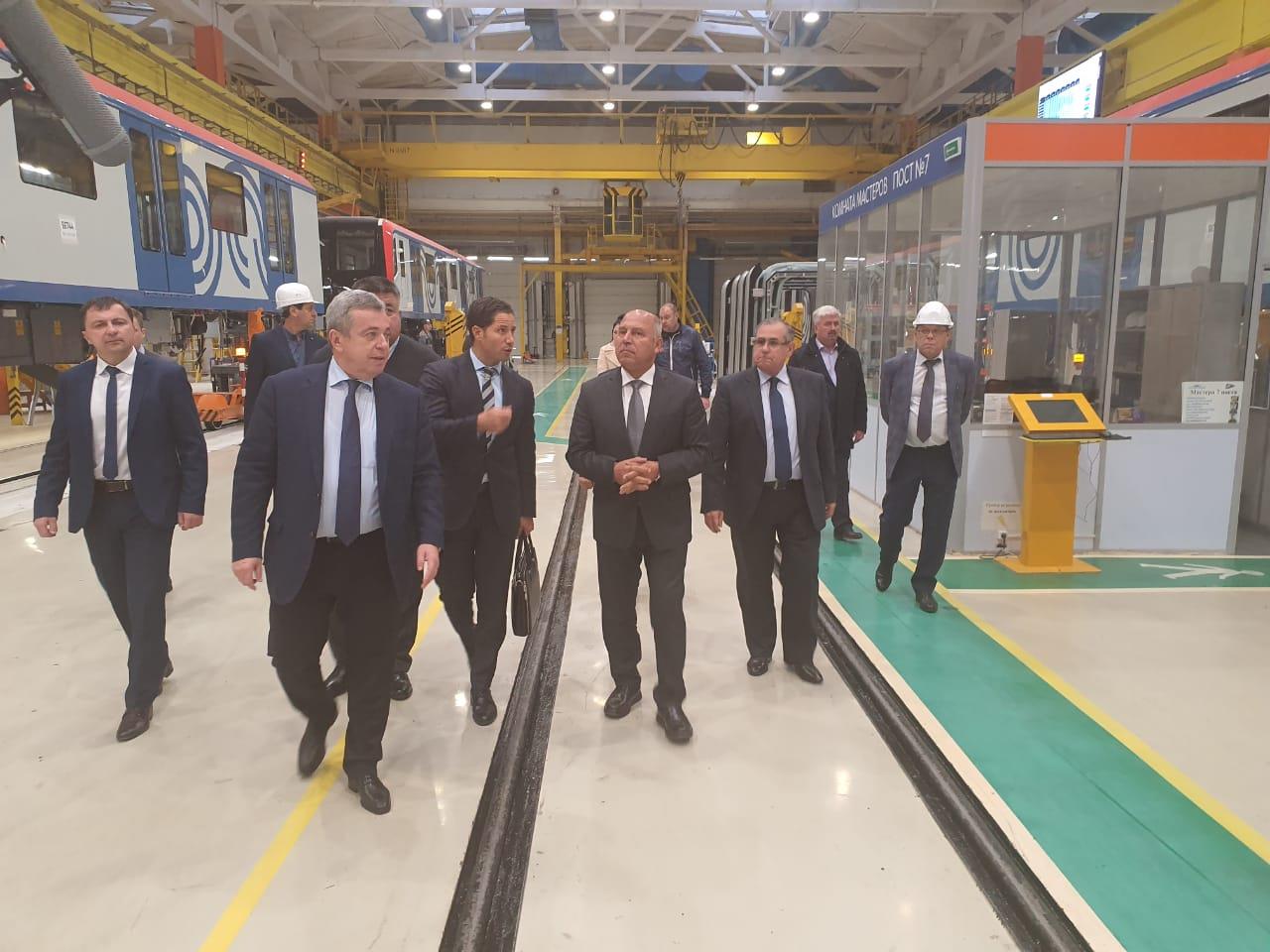 وزير النقل يتفقد مصنع ترانسماش لعربات مترو الأنفاق (2)