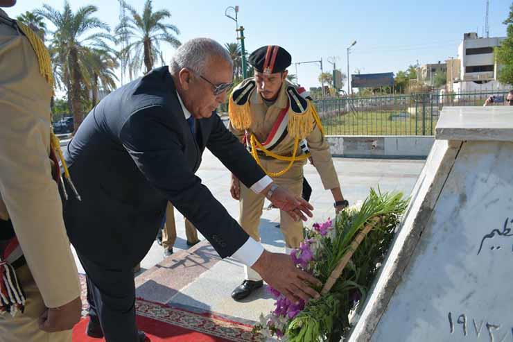 محافظ الوادي الجديد يضع إكليل زهور على النصب التذكاري لشهداء حرب أكتوبر (4)