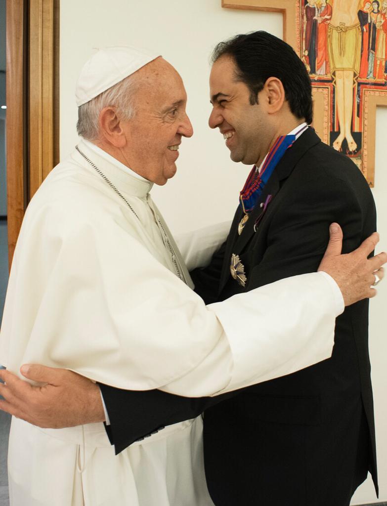 البابا فرنسيس خلال تكريمه أمين لجنة الأخوة الإنسانية (2)