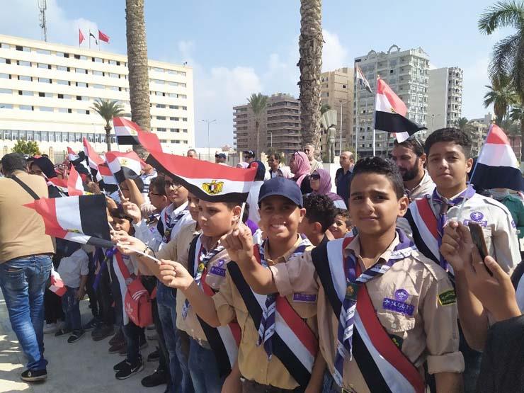 أطفال يحملون أعلام مصر٤