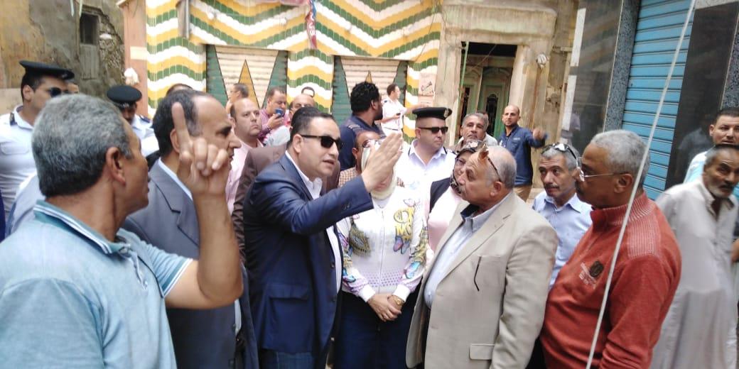 محافظ الإسكندرية يتفقد العقار المائل للمرة الثانية 