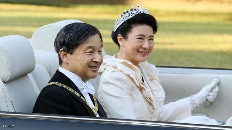 امبراطور اليابان الجديد وزوجته يجوبان شوارع طوكيو