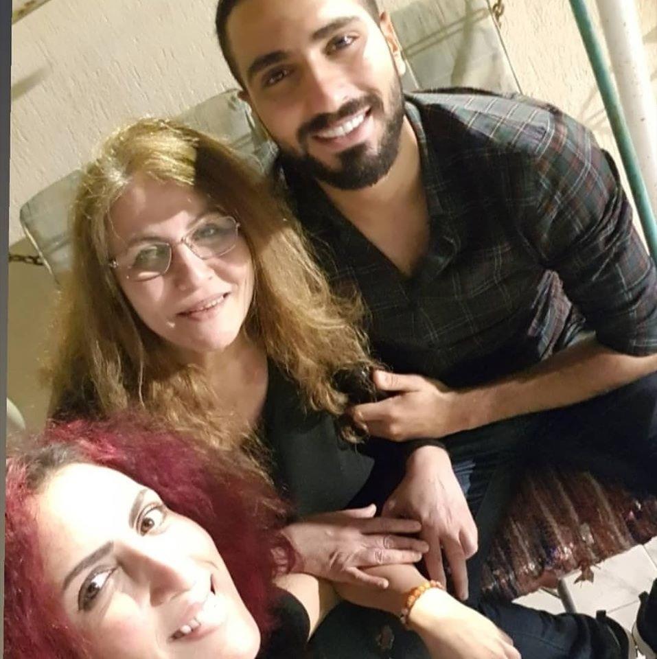الشرنوبي مع والدته وشقيقته