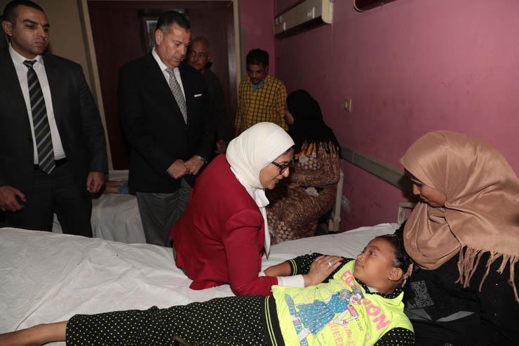 وزيرة الصحة ومحافظ بني سويف يطمئنان على تلاميذ الجفادون