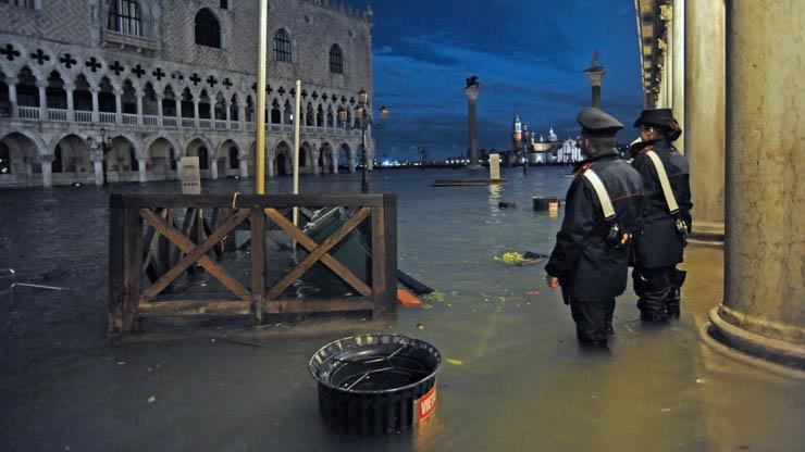 الفيضانات تُغرق المجلس الإقليمي في فينيسيا