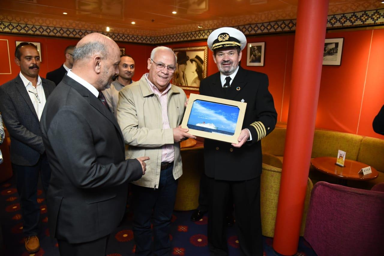 محافظ بورسعيد يهدي درع المحافظة لقبطان سفينة سياحية