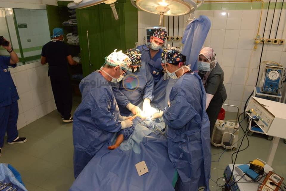 اطباء العالم داخل أول مدرسة لجراحة الضفيرة العصبية باسيوط 