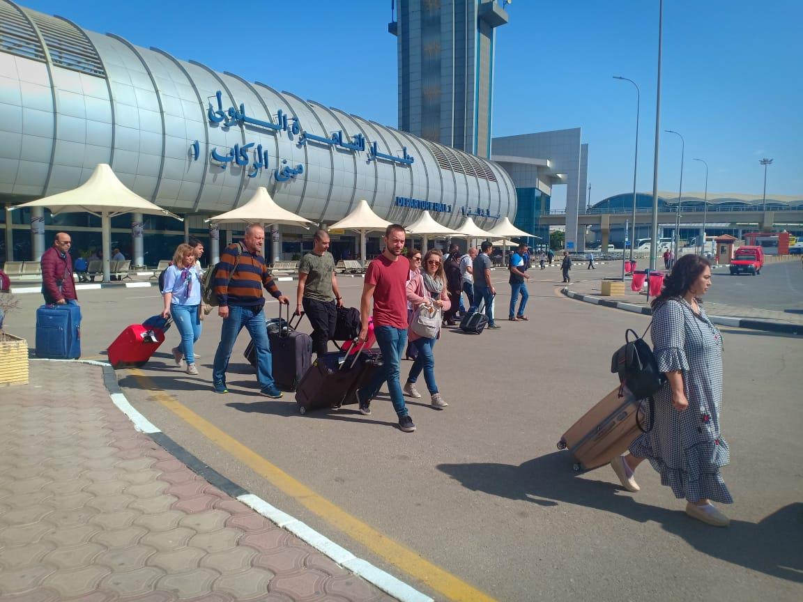 مطار القاهرة يستقبل 200 سائح بلغاري