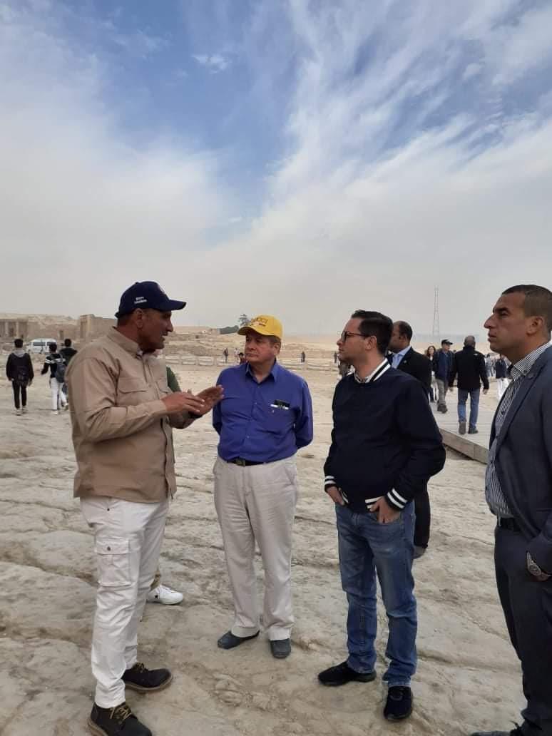 وزير سياحة بيرو يزور الأهرامات