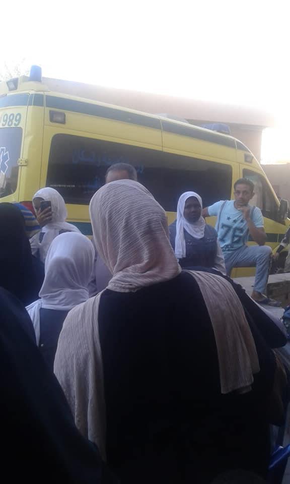 الاسعاف تنقل طالبات اسوان للمستشفى
