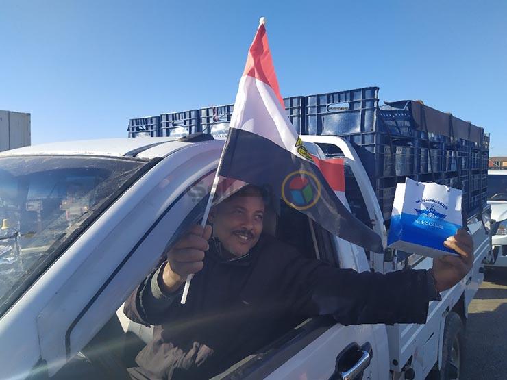 سائقون يحملون أعلام مصر أثناء عبور أنفاق بورسعيد