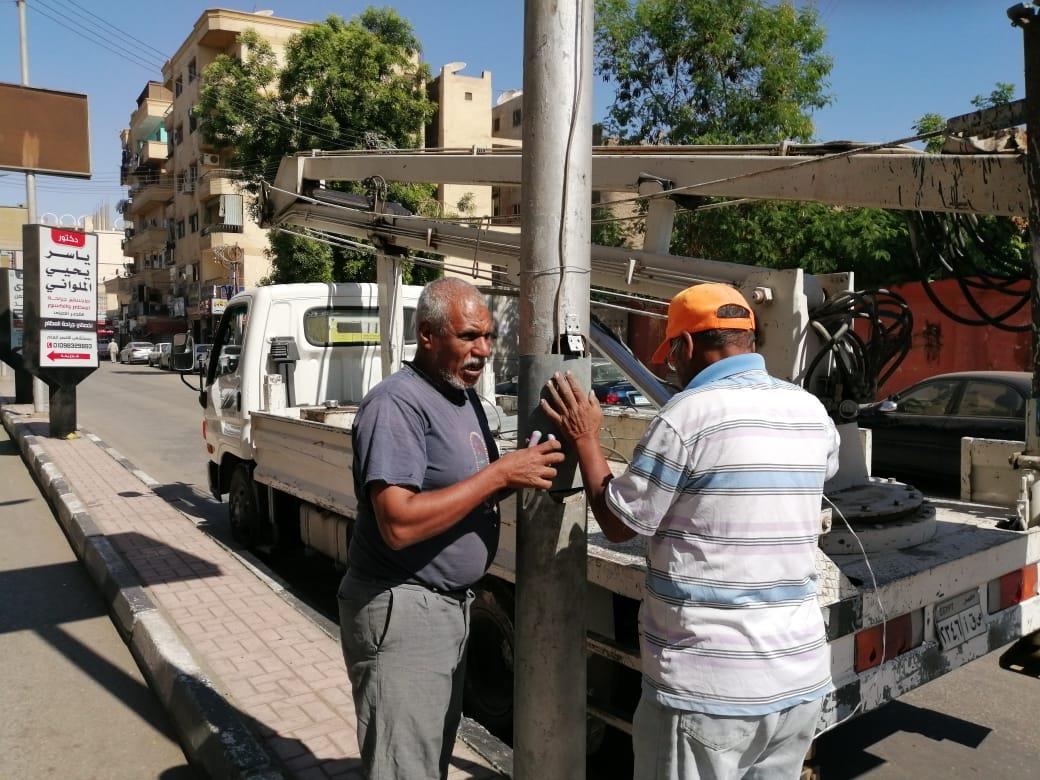 تغطية اعمدة الكهرباء بالبلاستيك