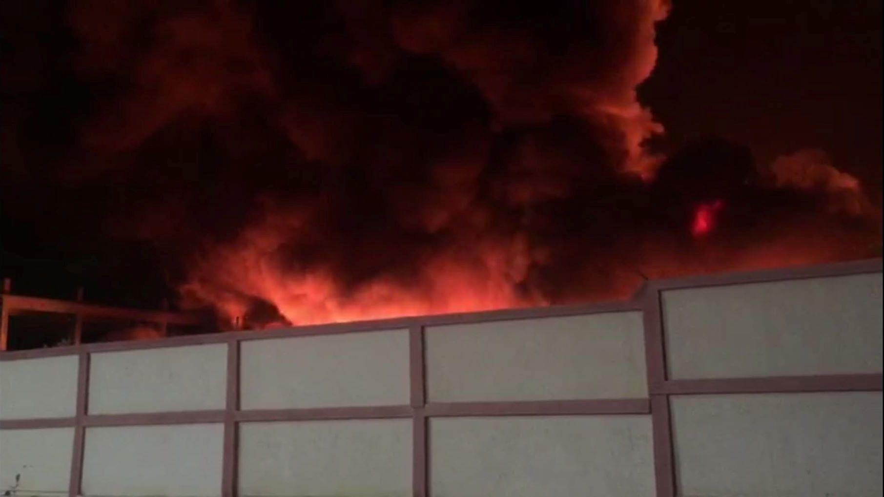 حريق هائل بمصنع بلاستيك ببرج العرب