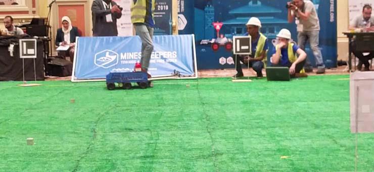 روبوت كاشف الألغام خلال المسابقة