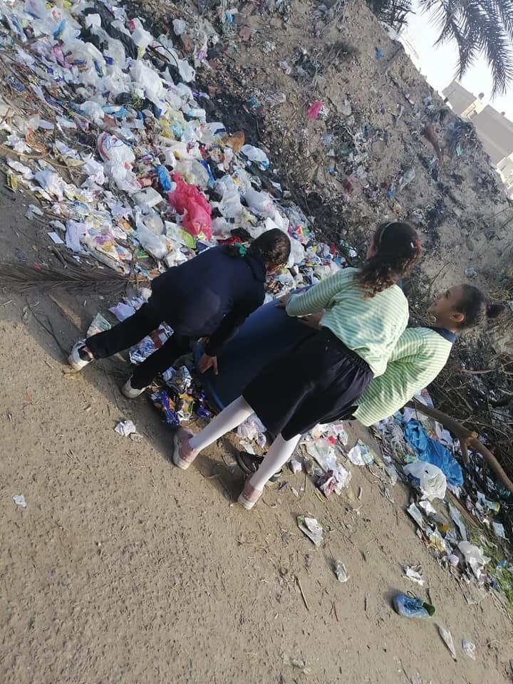 تلاميذ  يلقون صناديق القمامة أمام  مدرسة بالإسماعيلية