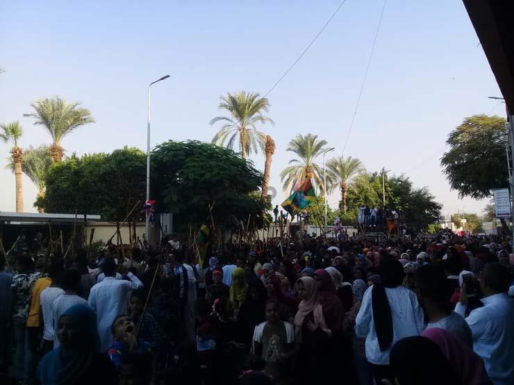 مسيرة بالشوم والأعلام احتفالًا بالمولد النبوي في الأقصر