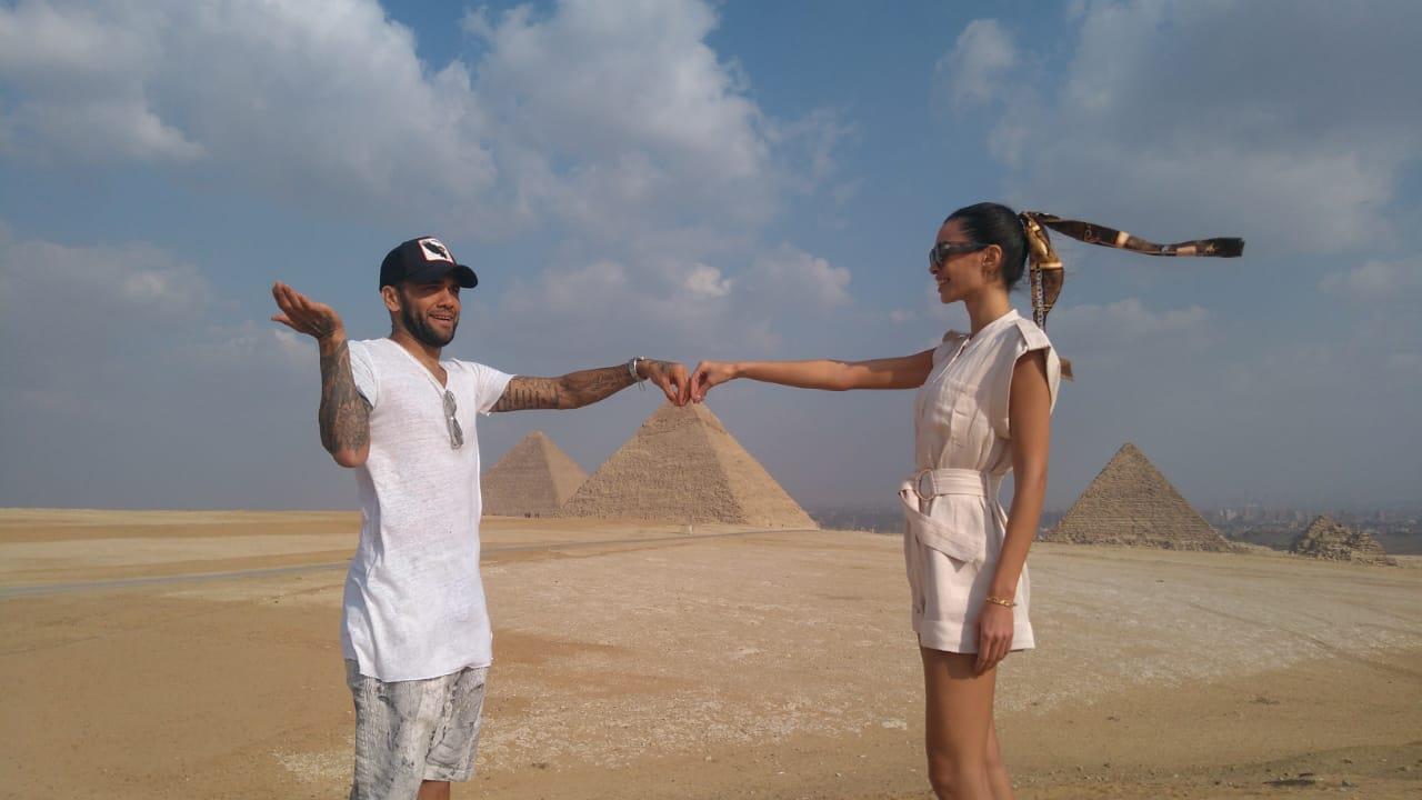 داني ألفيس وزوجته في زيارة للأهرامات (2)