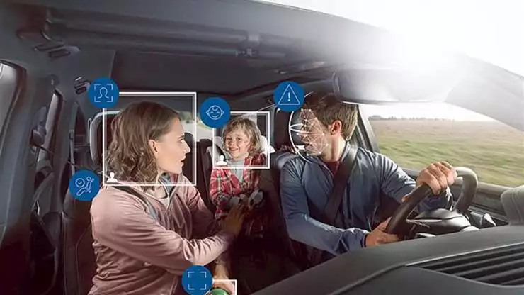 أنظمة الذكاء الاصطناعي تراقب سائق وركاب السيارة