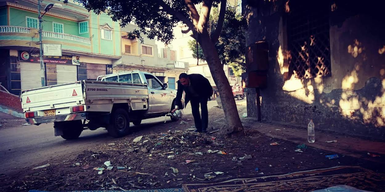 رئيس قرية يجمع القمامة في كفر الشيخ