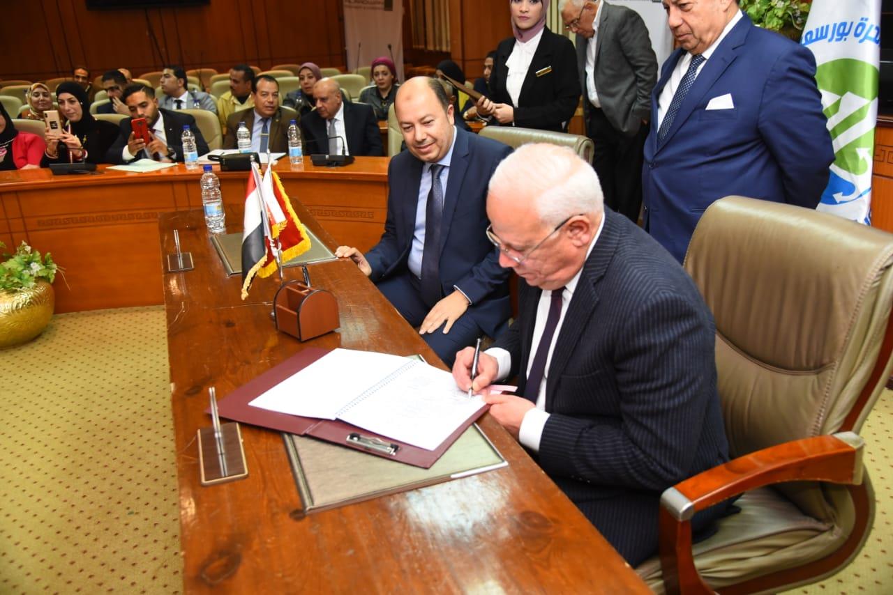 محافظ بورسعيد خلال توقيع العقد