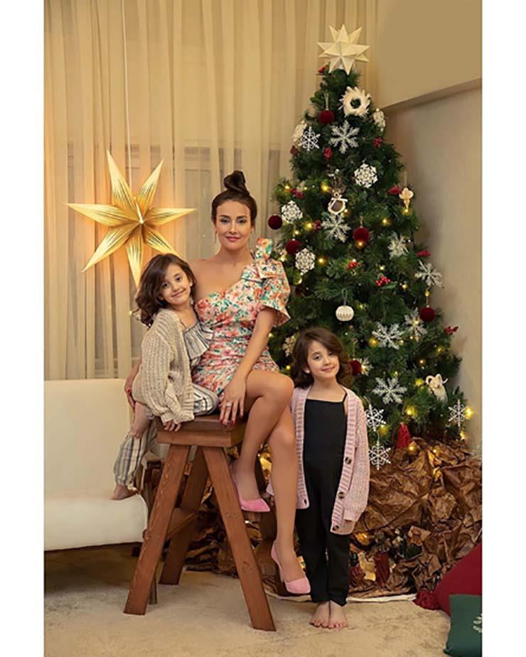 كندة حنا تحتفل بالكريسماس بصحبة أبنائها