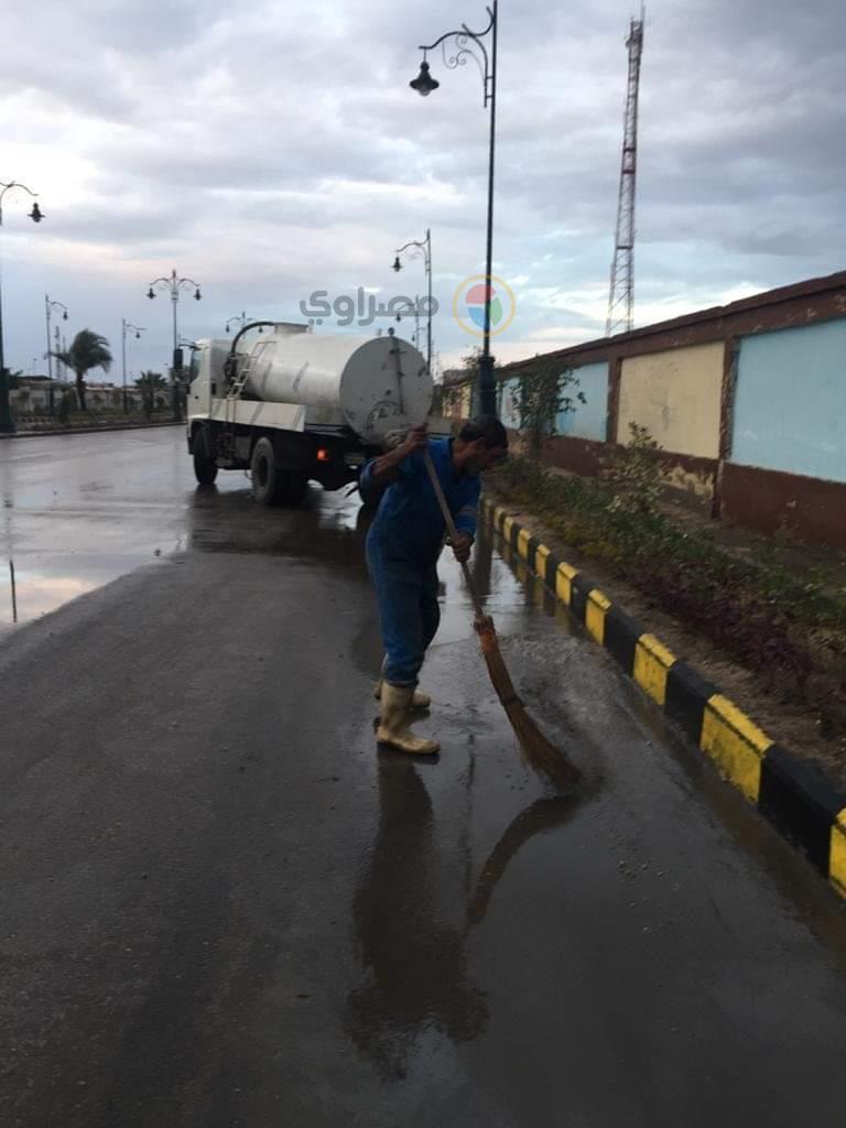 سحب تجمعات مياه الأمطار من شوارع بورسعيد