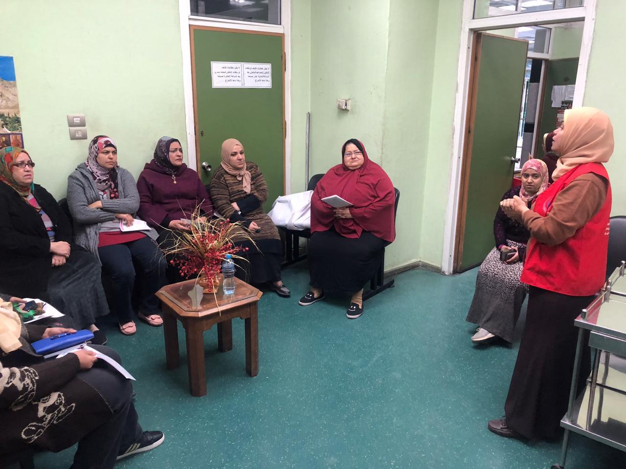 موظفات وزارة المالية خلال إجرائهن الفحوصات الطبية ضمن مبادرة صحة المرأة